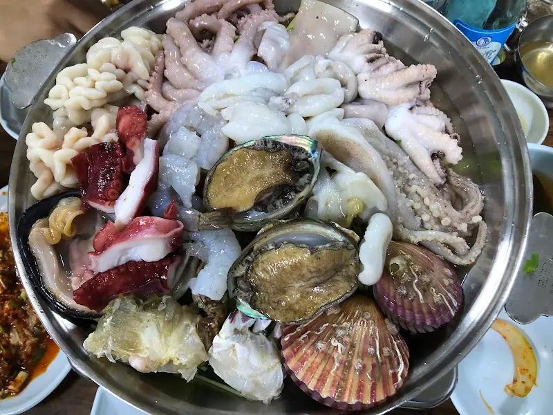 싱싱한 해산물이 가득 담긴 접시