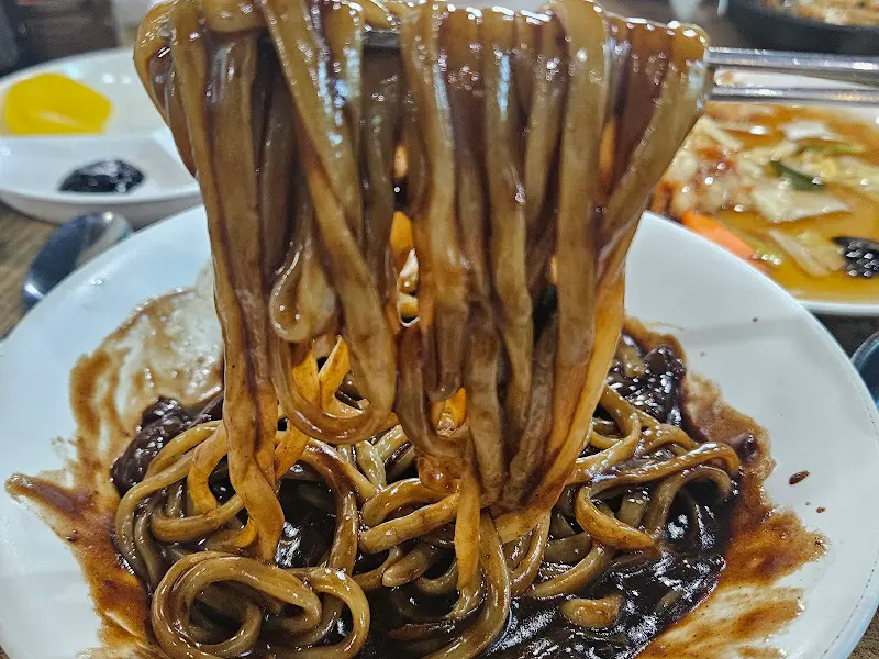 윤기 자르르 흐르는 짜장면
