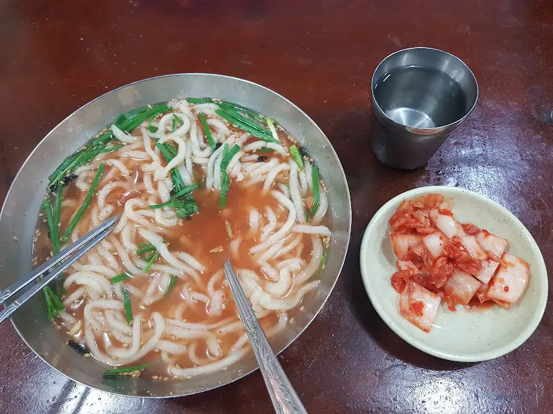 칼국수와 깍두기
