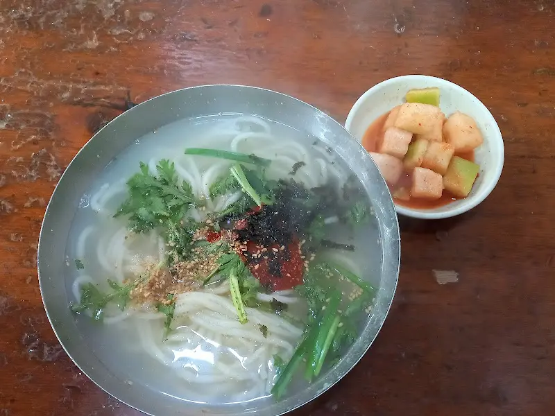 칼국수와 깍두기 클로즈업