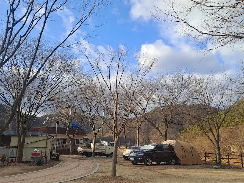 캠핑장과 주차장