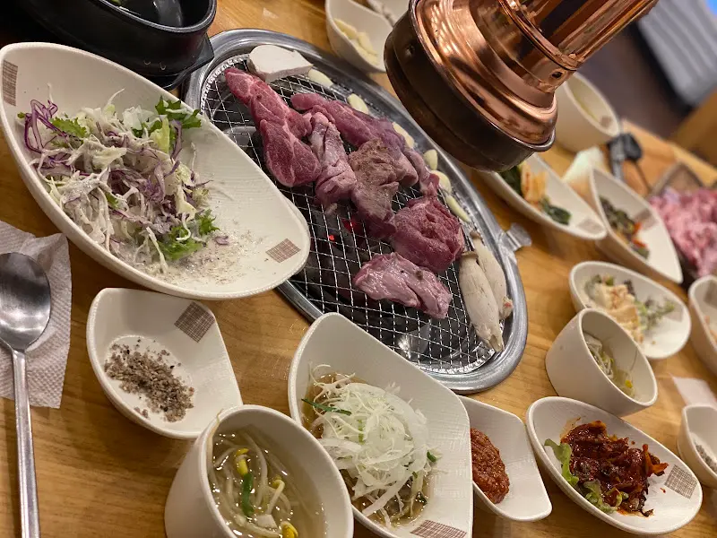 숯불 위에 구워지는 갈매기살과 갈비살