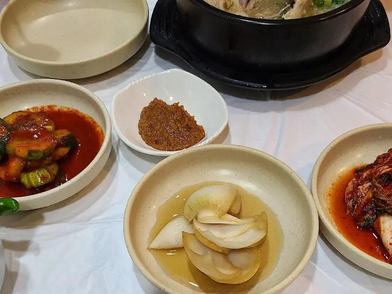 녹두 삼계탕과 밑반찬