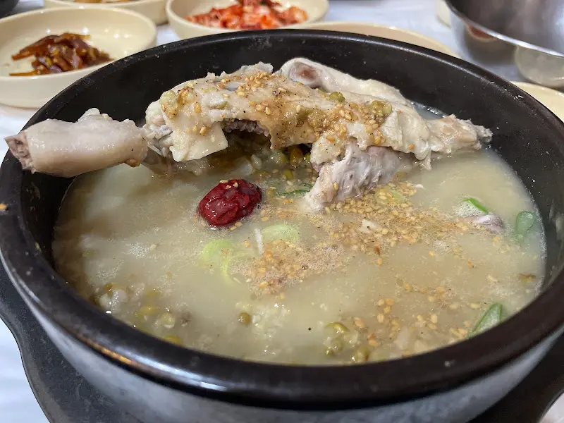 녹두 삼계탕 근접 사진