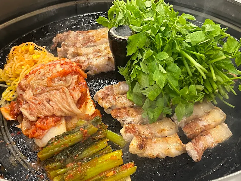 불판 위에 올려진 미박삼겹살