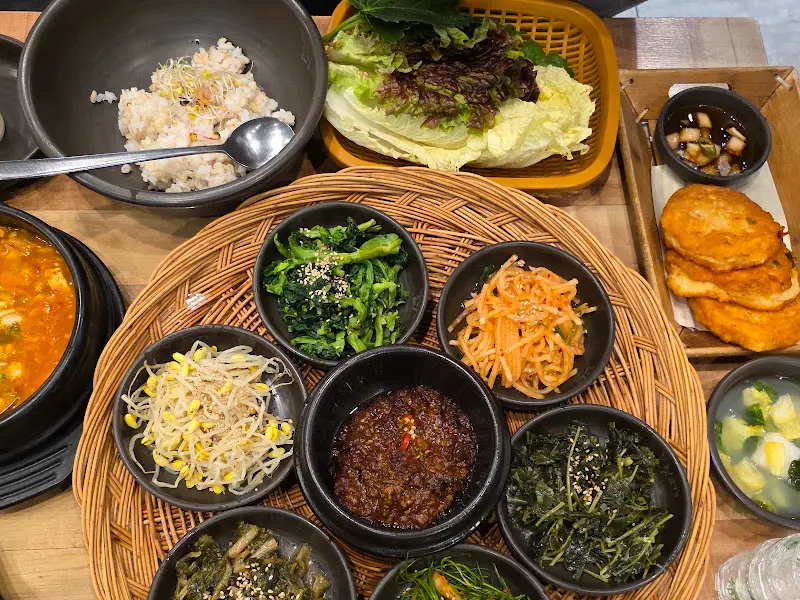 보리밥과 나물, 청국장이 어우러진 환상의 조합