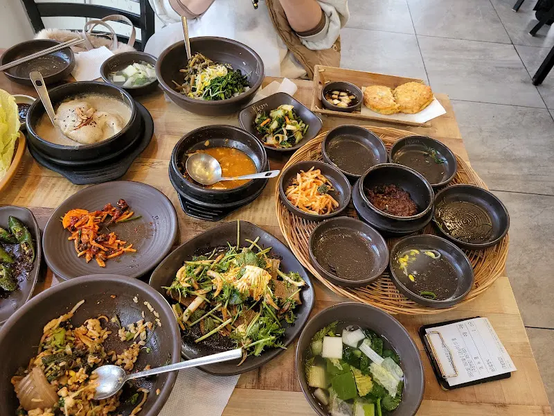 테이블 가득 채운 음식들