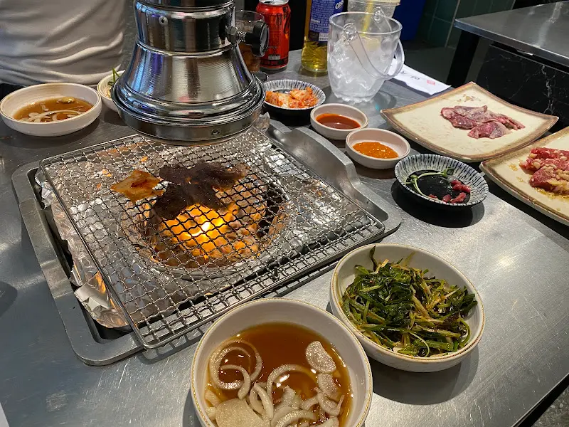 고기를 굽는 모습