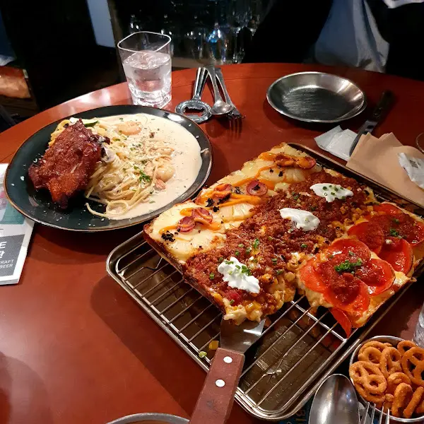 다양한 메뉴가 놓인 테이블