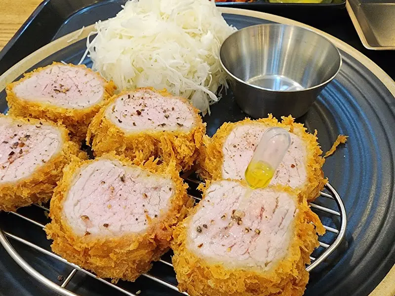 촉촉한 육즙이 가득한 돈까스 단면