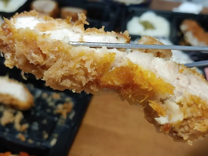젓가락으로 집어 올린 돈까스