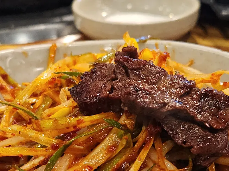 잘 구워진 갈비살과 된장찌개