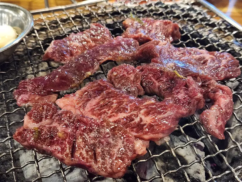 숯불 위에서 익어가는 갈비살