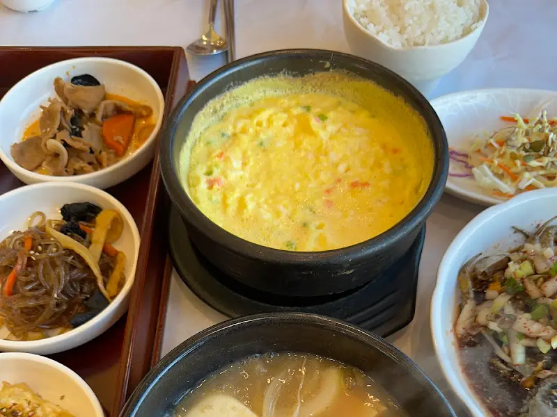푸짐한 반찬과 떡갈비 정식