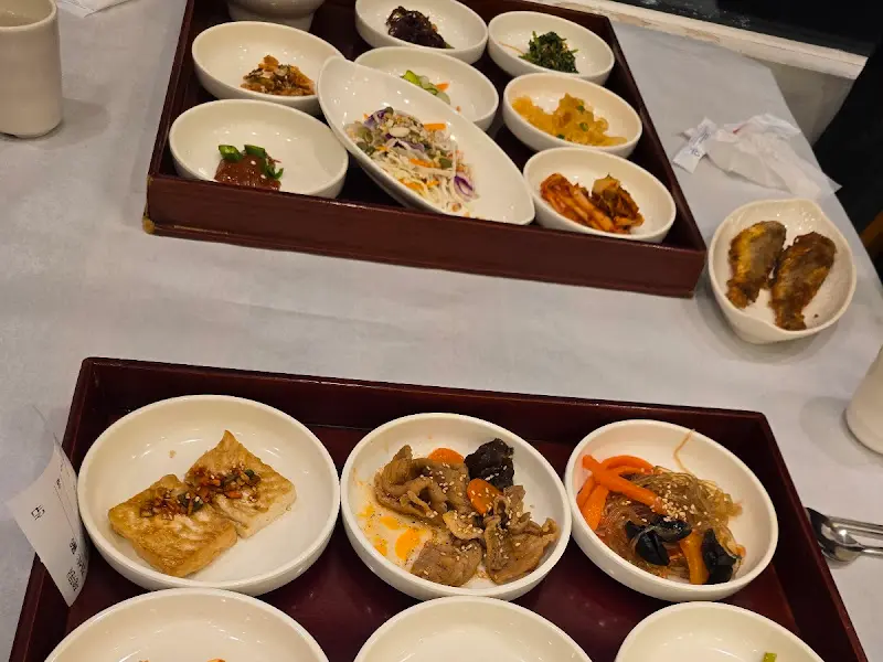 정갈하게 담긴 반찬들