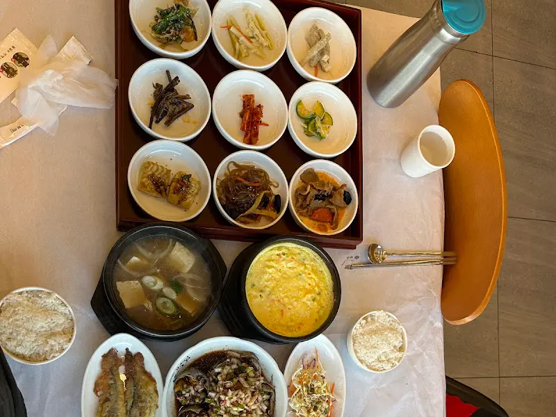 한 상 가득 차려진 떡갈비 정식