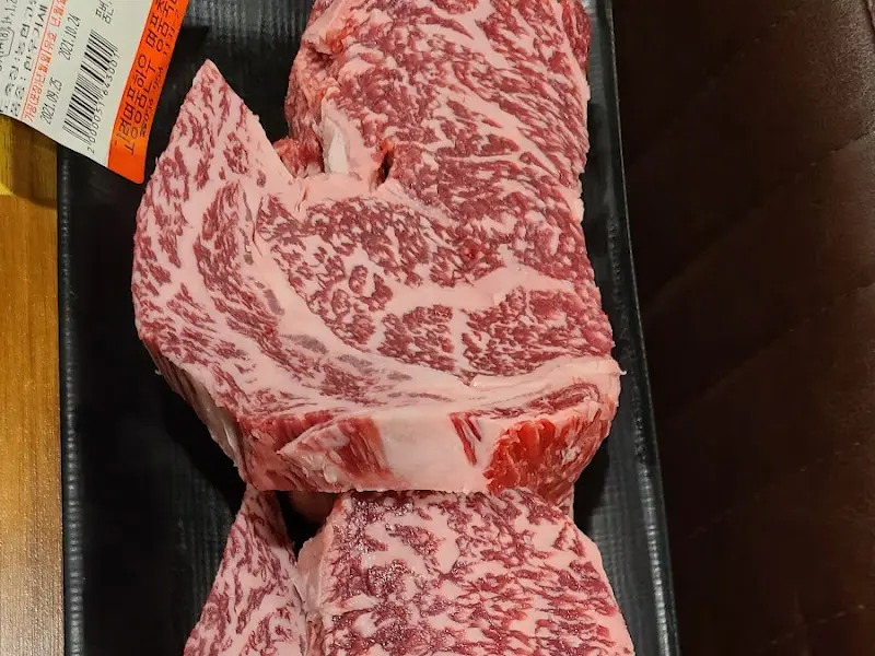 선홍빛 마블링이 예술적인 한우