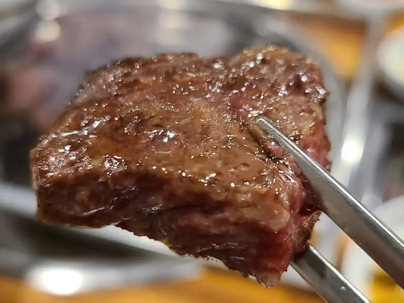 환상적인 비주얼의 구워진 한우