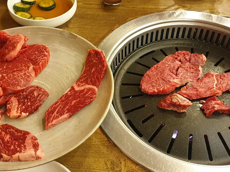 숯불 위에서 익어가는 한우