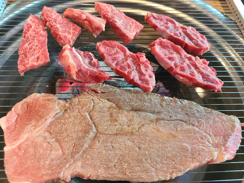 숯불 위에서 맛있게 익어가는 한우