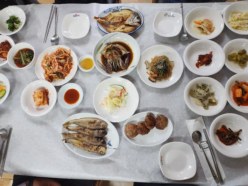 상다리가 휘어질 듯한 한정식 상차림