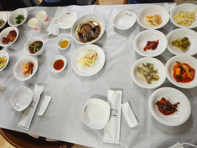 정갈하게 담긴 반찬들