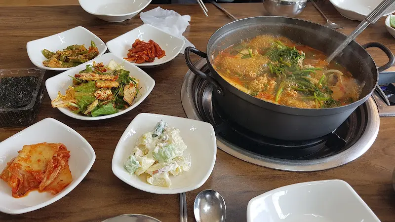 뚝배기에 담겨 보글보글 끓고 있는 된장찌개. 김이 모락모락 피어오르고, 구수한 냄새가 식욕을 자극한다.