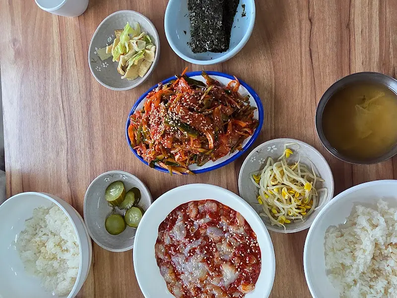 꽃게살 정식 한 상 차림