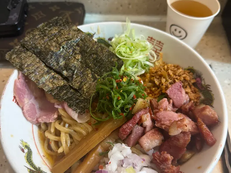 푸짐한 토핑이 인상적인 아부라소바
