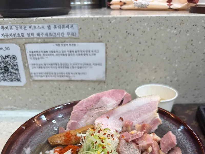 깔끔하게 비워진 라멘 그릇