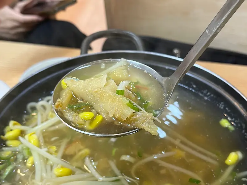 콩나물과 함께 떠먹는 국물