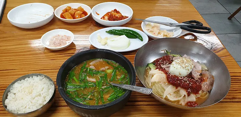 얼큰이 국밥과 푸짐한 반찬 한상차림
