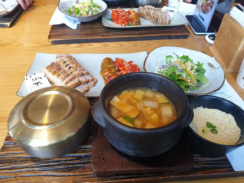 정갈하게 담긴 수육과 김치