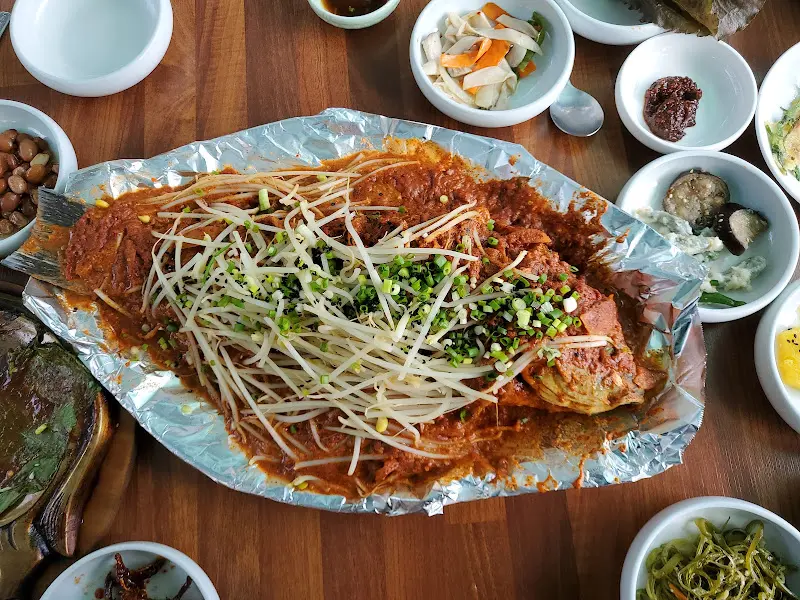 매콤해보이는 생선요리