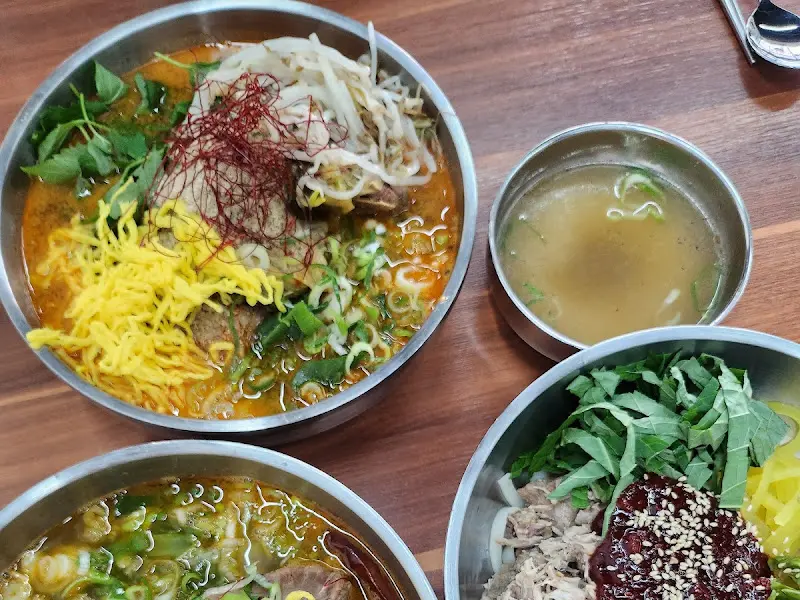 뼈칼국수의 풍성한 비주얼