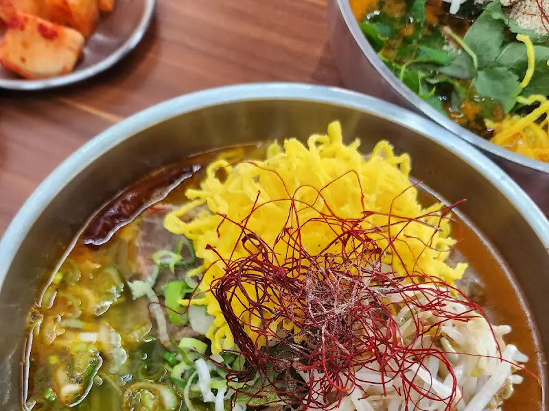 김이 모락모락 나는 뼈칼국수