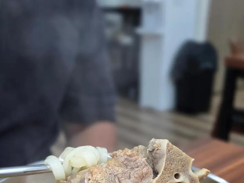 젓가락으로 뼈와 면을 함께 들어올린 모습