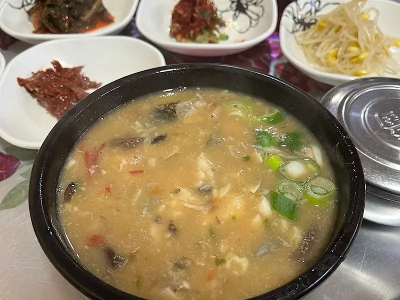 복어탕과 밑반찬 한 상 차림