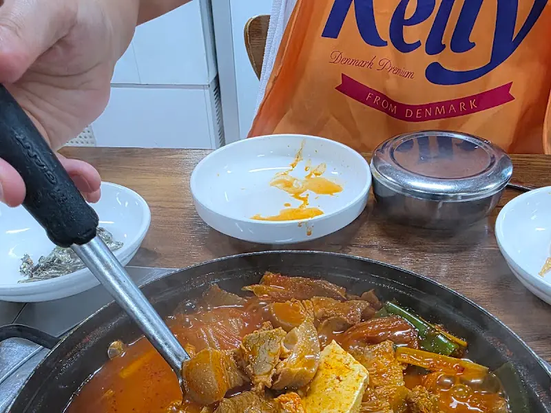 뭉텅찌개를 개인 접시에 담는 모습