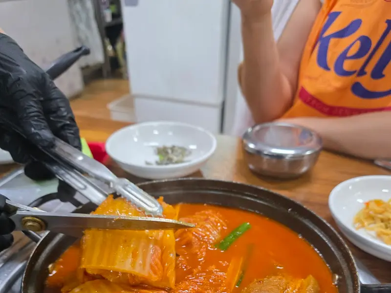김치를 먹기 좋게 자르는 모습
