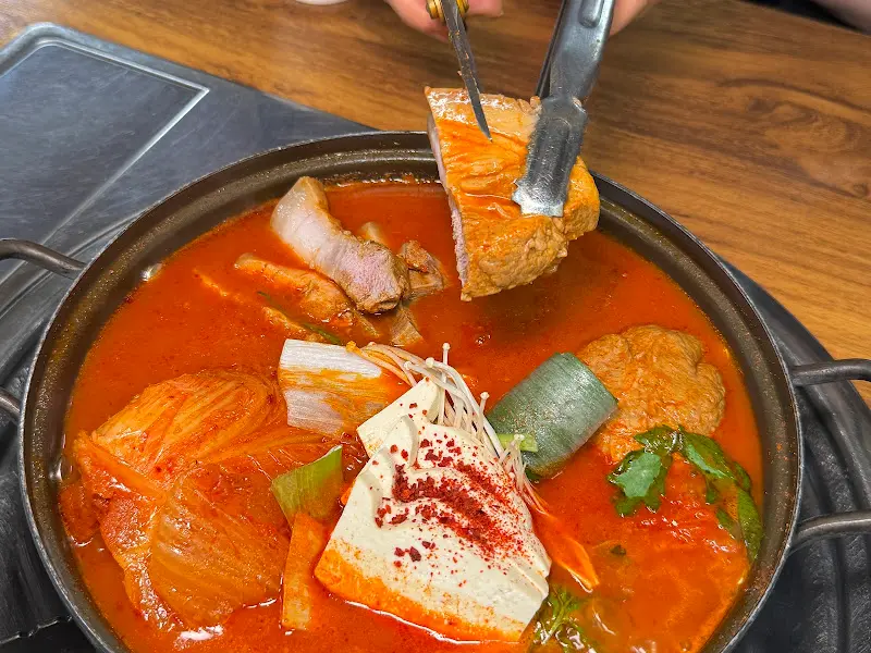 김치를 집게로 들어올리는 모습