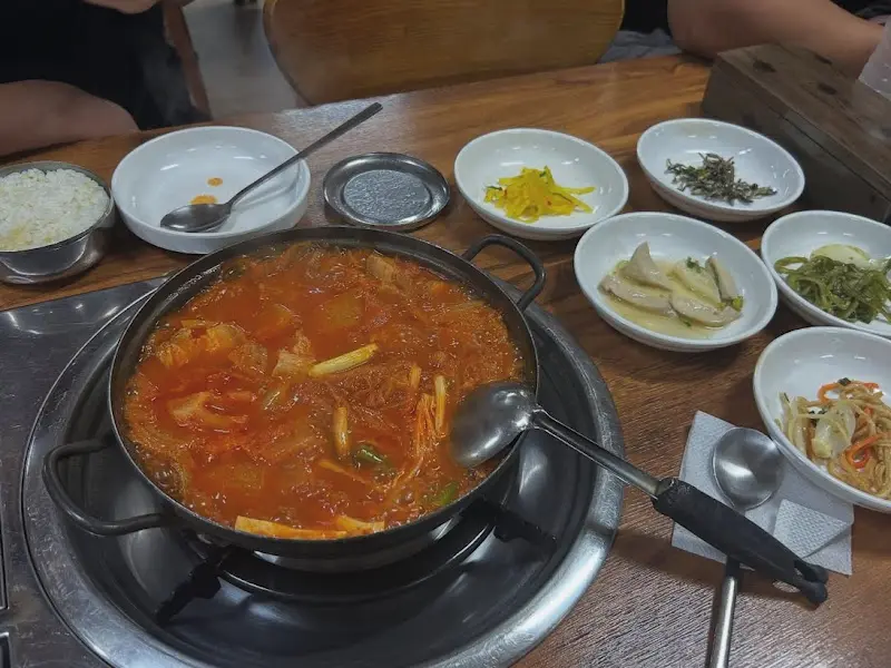 한 상 가득 차려진 뭉텅찌개의 모습