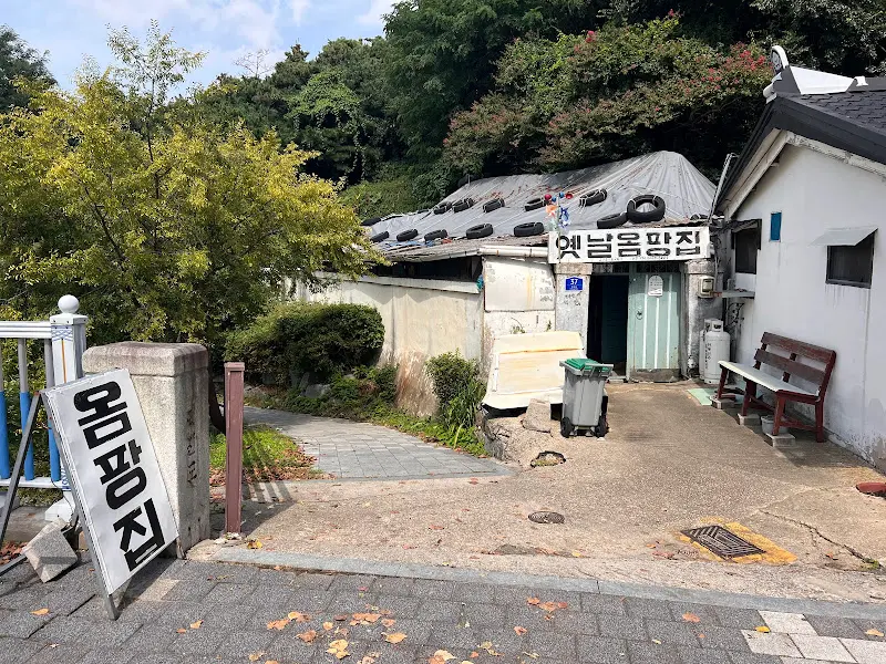 소박한 외관의 옛날엄마밥집