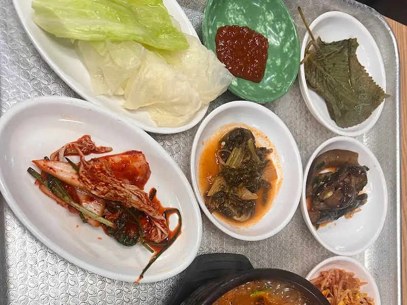 정갈하게 담긴 반찬들