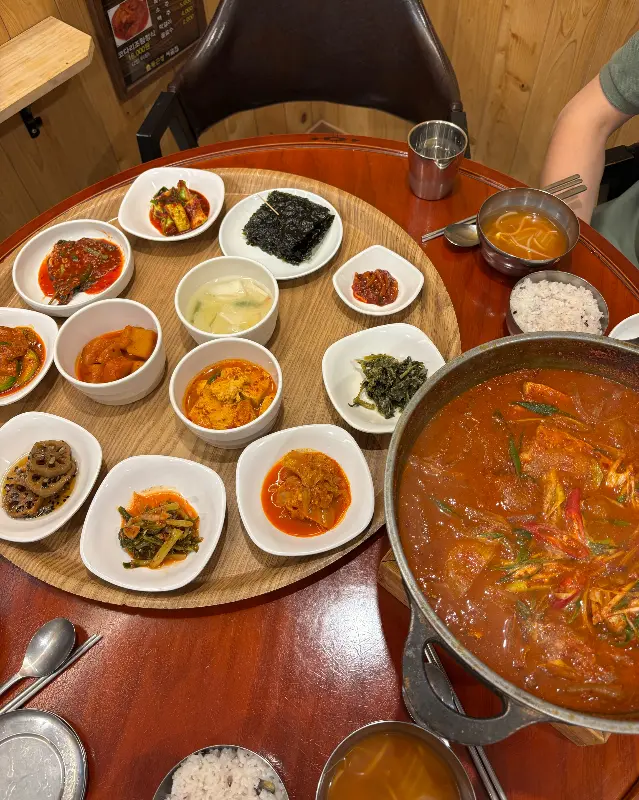 12첩 반상의 위엄! 보기만 해도 군침이 싹 도는 비주얼이다.