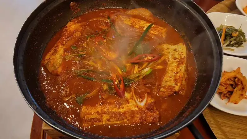 매콤 칼칼한 양념이 쏙 밴 갈치조림. 보기만 해도 침샘 폭발!