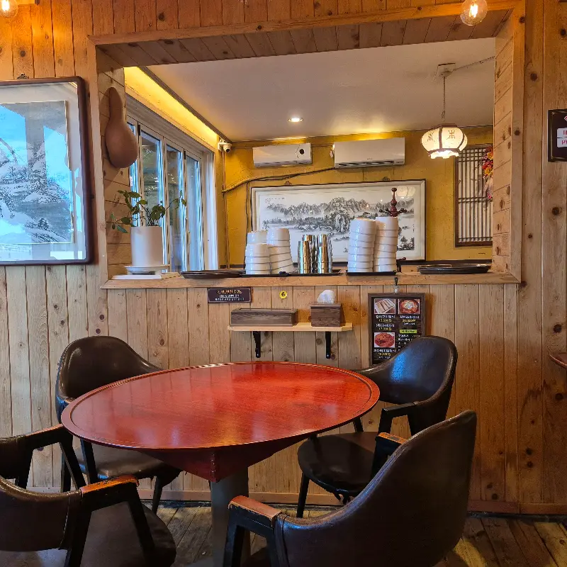 식사 후 즐기는 커피 한 잔의 여유! 아름다운 정원이 있어 더욱 힐링되는 기분이다.