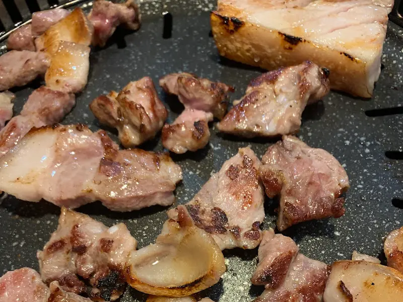 두목고기집 구워진 고기