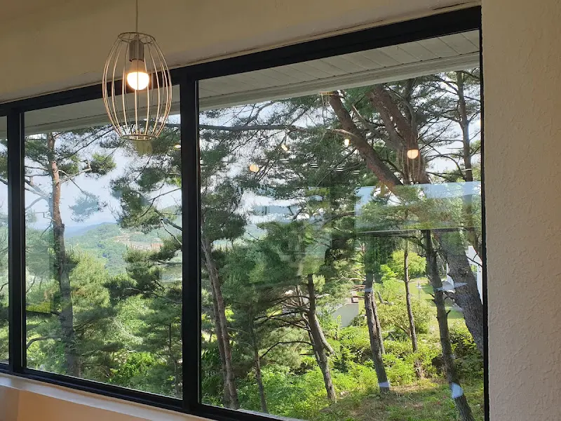 통창으로 보이는 풍경