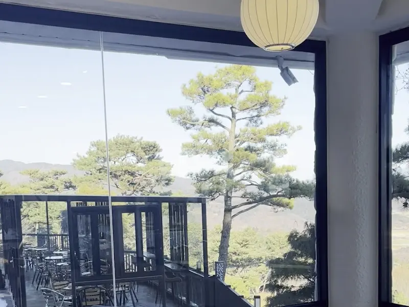카페에서 바라본 외부 테라스